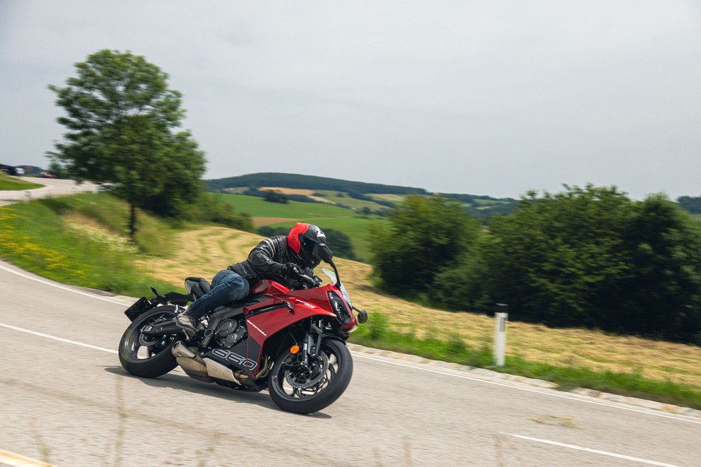 Triumph Daytona 660 Testi 2024'te Kırsal Yolda - Resim 65