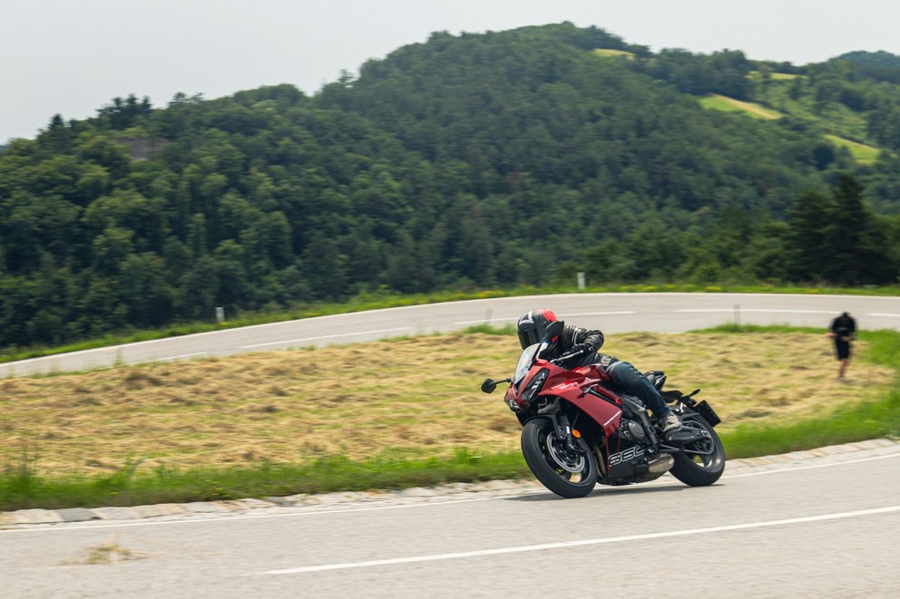 Triumph Daytona 660 Testi 2024'te Kırsal Yolda - Resim 42