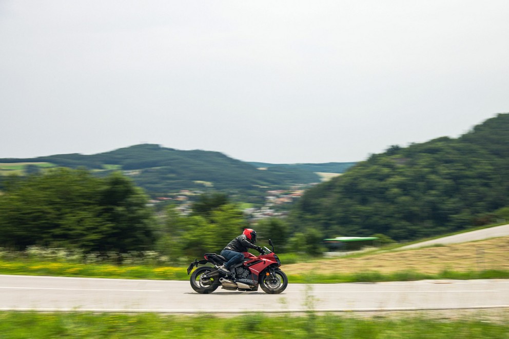 Teste da Triumph Daytona 660 na estrada rural 2024 - Imagem 55