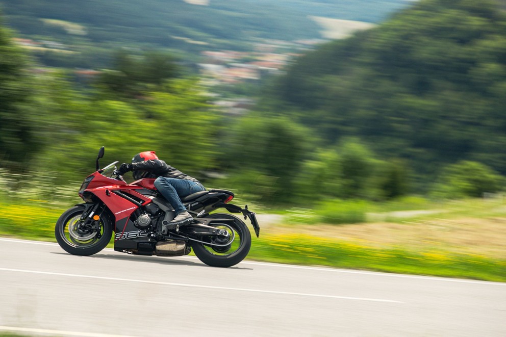 Teste da Triumph Daytona 660 na estrada rural 2024 - Imagem 1