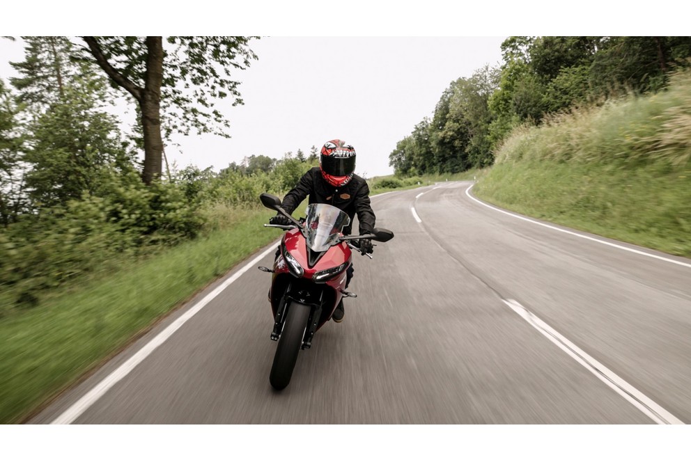 Prueba de la Triumph Daytona 660 en carretera secundaria 2024 - Imagen 25