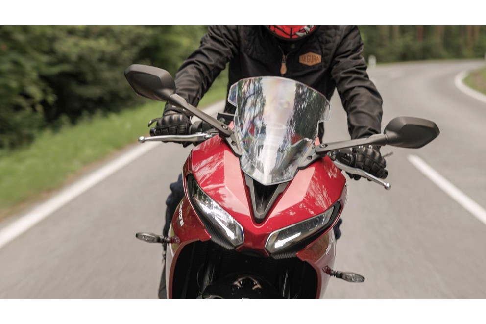 Teste da Triumph Daytona 660 na estrada rural 2024 - Imagem 62