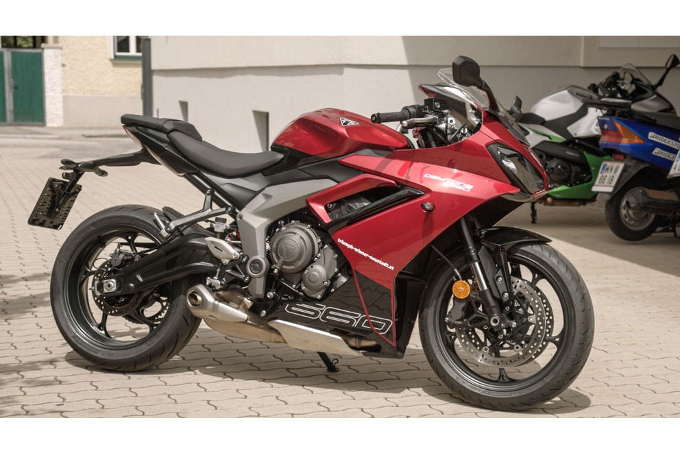 Triumph Daytona 660 Testi 2024'te Kırsal Yolda - Resim 2