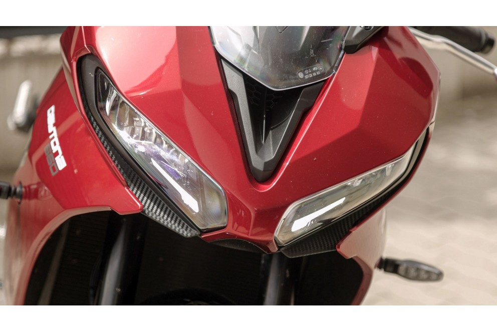 Triumph Daytona 660 Testi 2024'te Kırsal Yolda - Resim 33