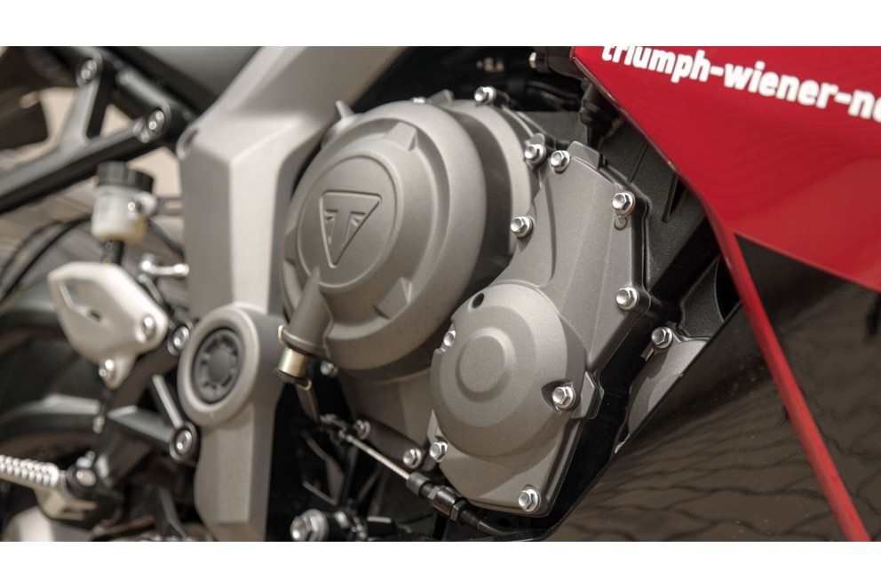 Triumph Daytona 660 Testi 2024'te Kırsal Yolda - Resim 32