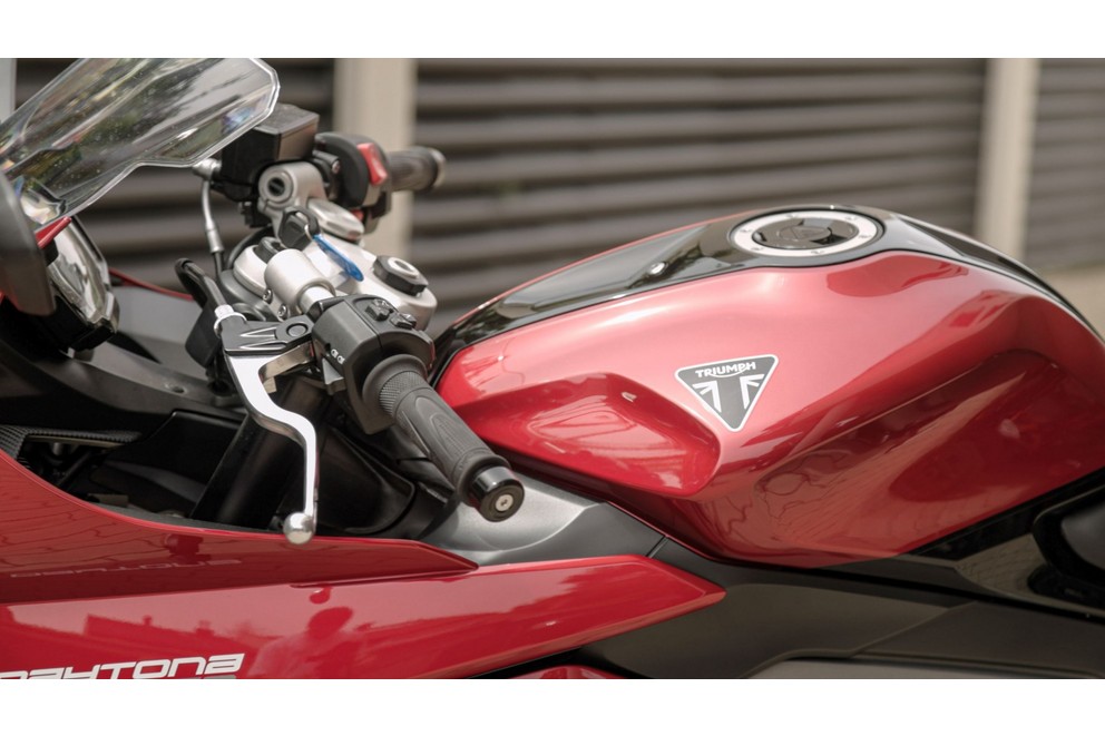 Triumph Daytona 660 Testi 2024'te Kırsal Yolda - Resim 44