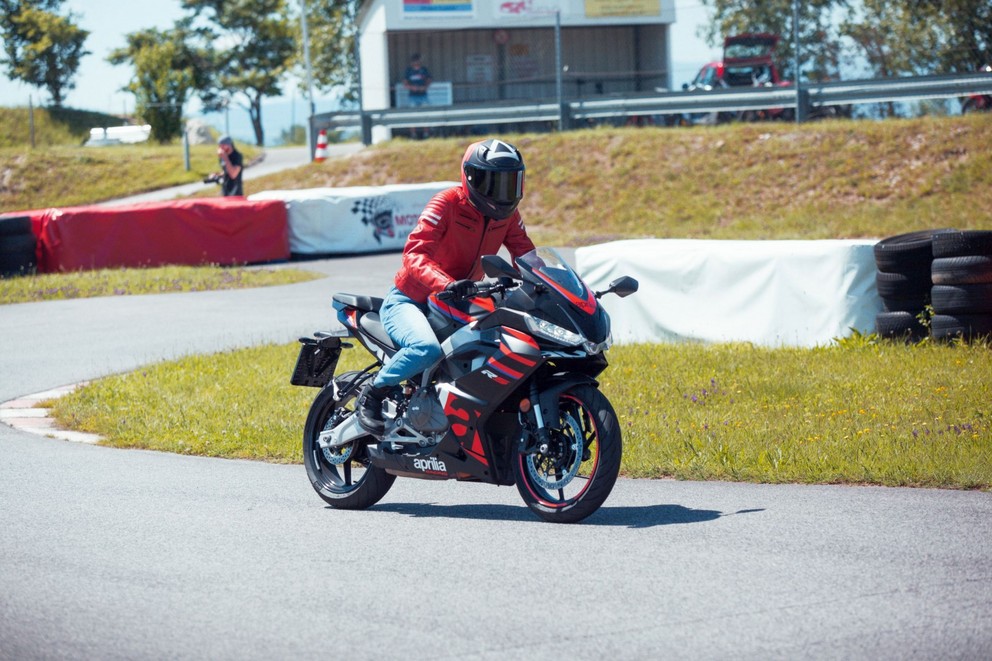 Teste da Aprilia RS 457 2024 na pista de Supermoto - Imagem 3