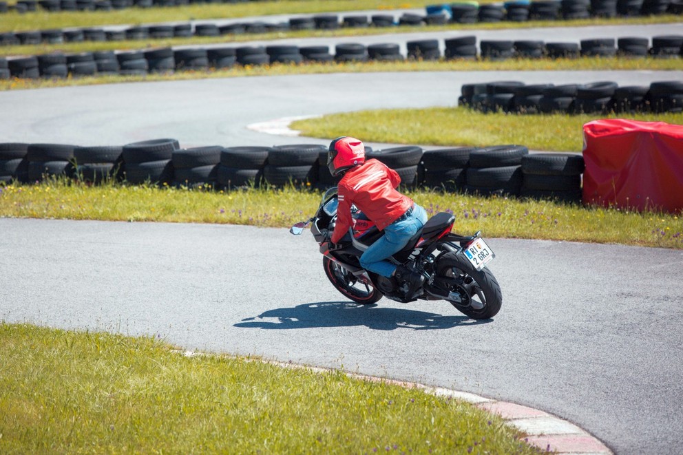 Prueba de la Aprilia RS 457 2024 en el circuito de Supermoto - Imagen 5