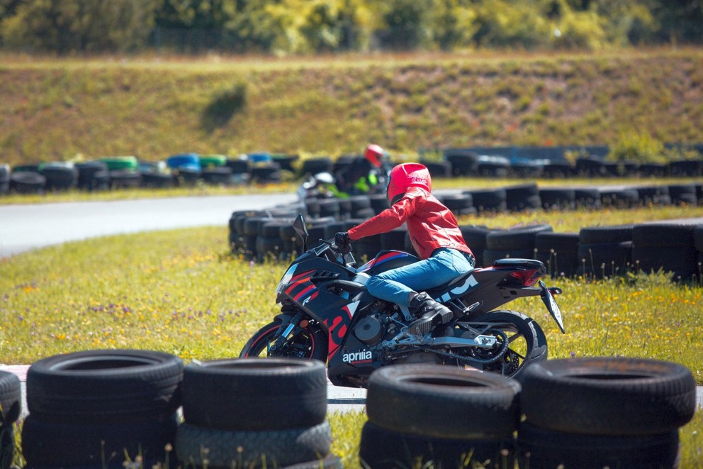 Test Aprilia RS 457 2024 na supermoto trati - Obrázek 6