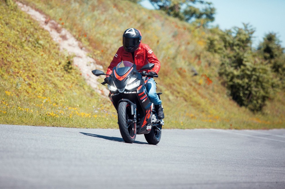 Teste da Aprilia RS 457 2024 na pista de Supermoto - Imagem 2