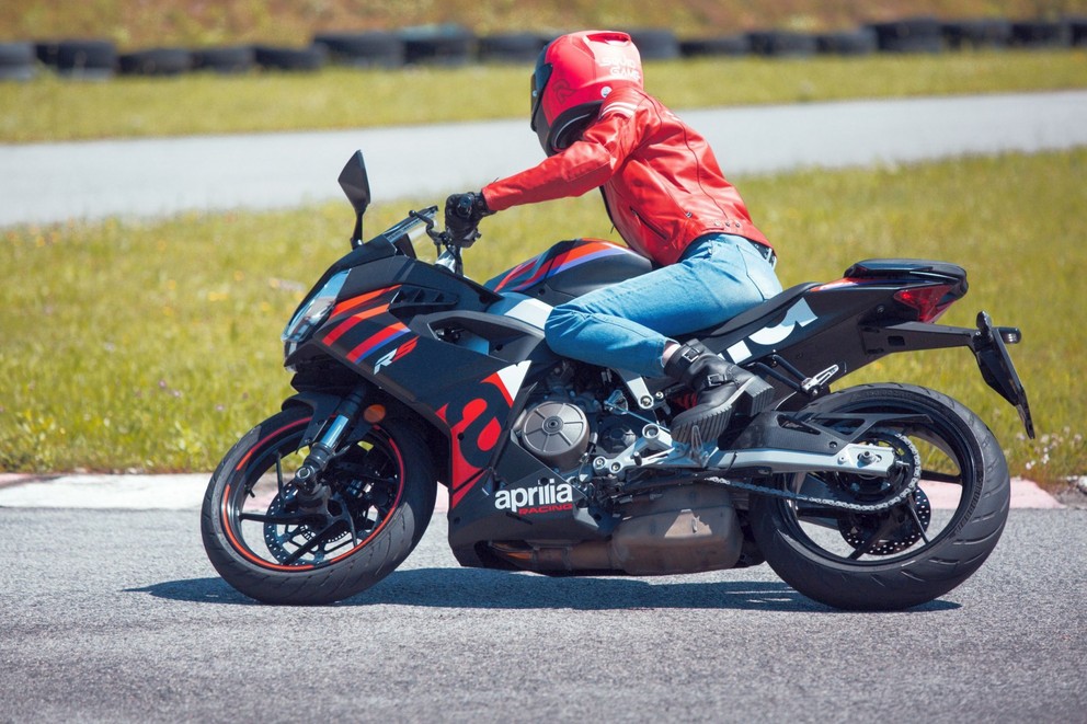 Prueba de la Aprilia RS 457 2024 en el circuito de Supermoto - Imagen 7