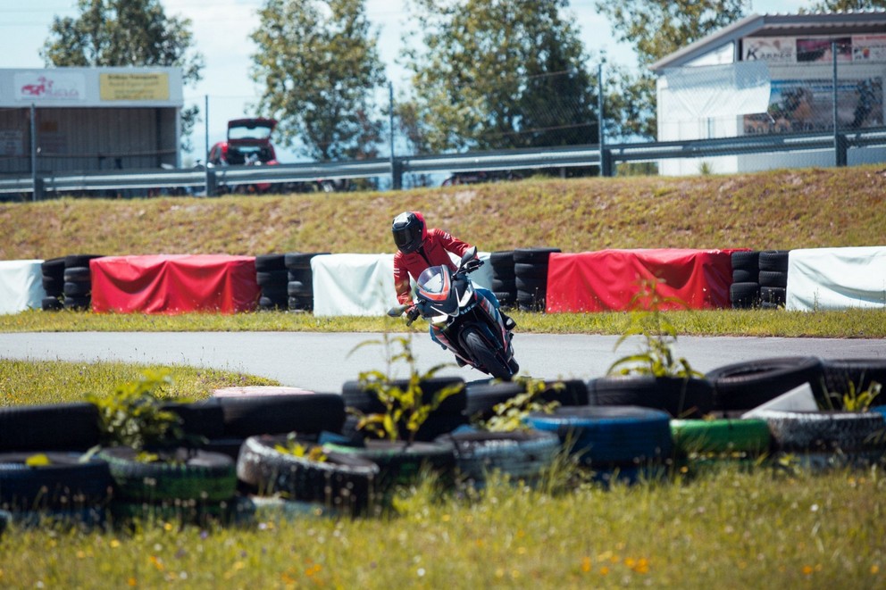 Test Aprilia RS 457 2024 na supermoto trati - Obrázek 8