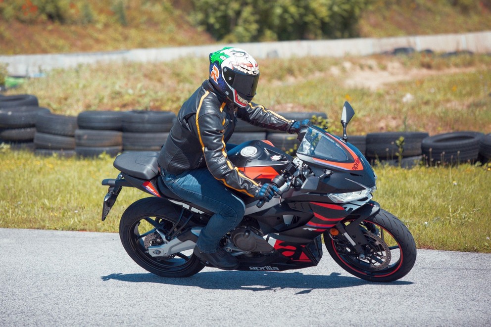 Teste da Aprilia RS 457 2024 na pista de Supermoto - Imagem 9