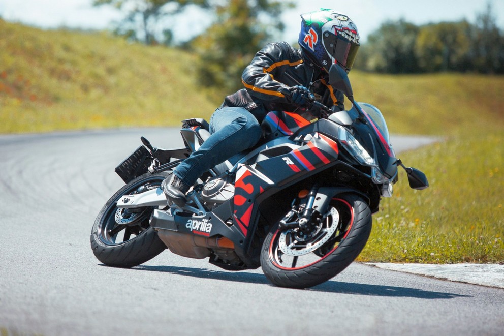 Teste da Aprilia RS 457 2024 na pista de Supermoto - Imagem 11