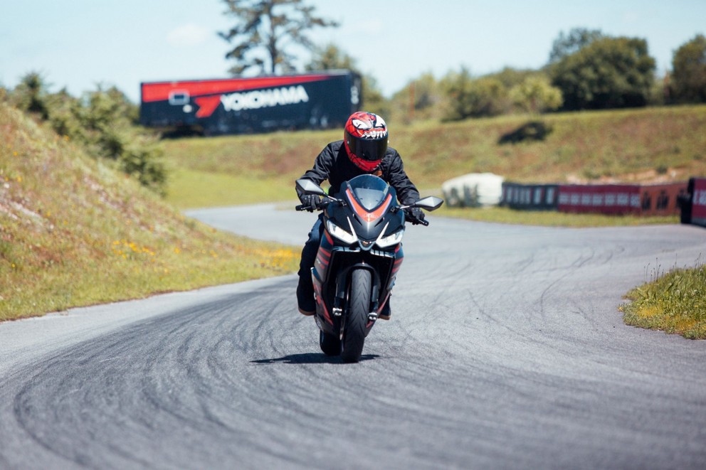 Test de l'Aprilia RS 457 2024 sur la piste de supermoto - Image 12