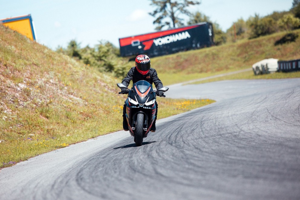 Test de l'Aprilia RS 457 2024 sur la piste de supermoto - Image 13