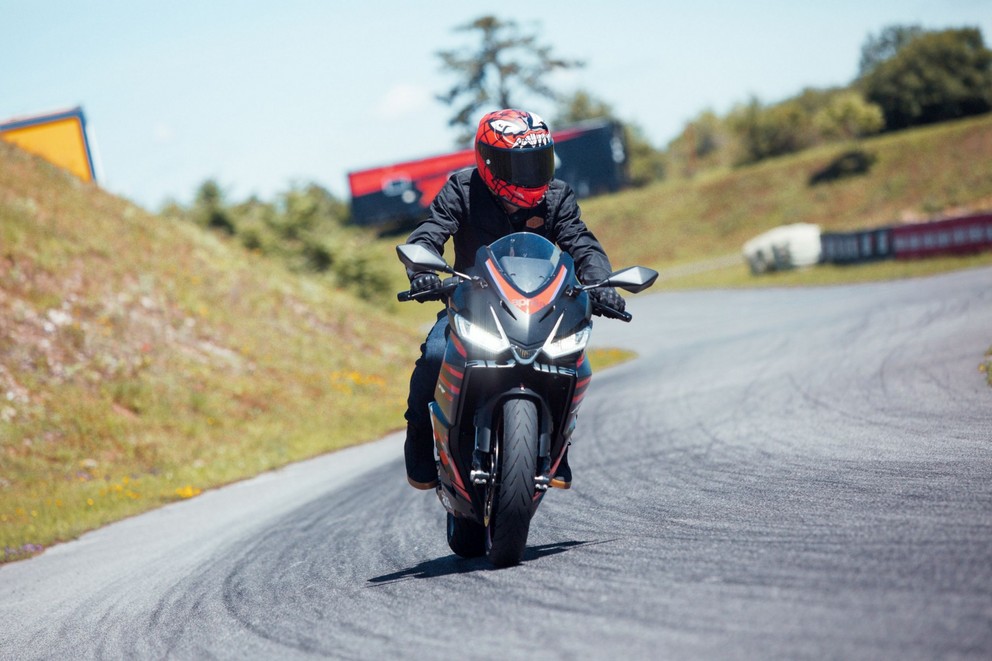 Prueba de la Aprilia RS 457 2024 en el circuito de Supermoto - Imagen 14