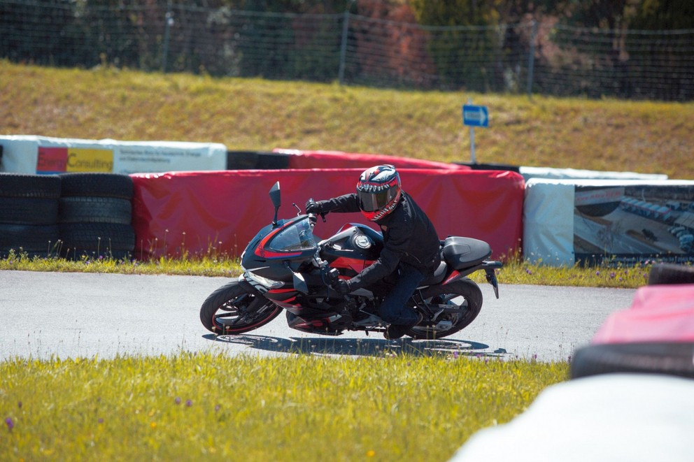 Test de l'Aprilia RS 457 2024 sur la piste de supermoto - Image 15