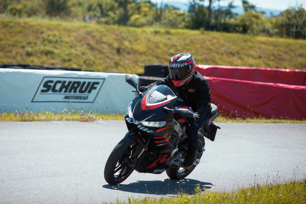 Test Aprilia RS 457 2024 na supermoto trati - Obrázek 16