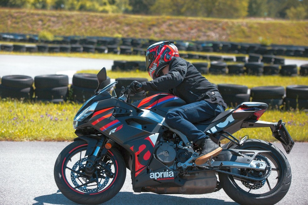 Teste da Aprilia RS 457 2024 na pista de Supermoto - Imagem 17