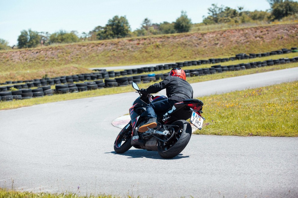 Test Aprilia RS 457 2024 na supermoto trati - Obrázek 18