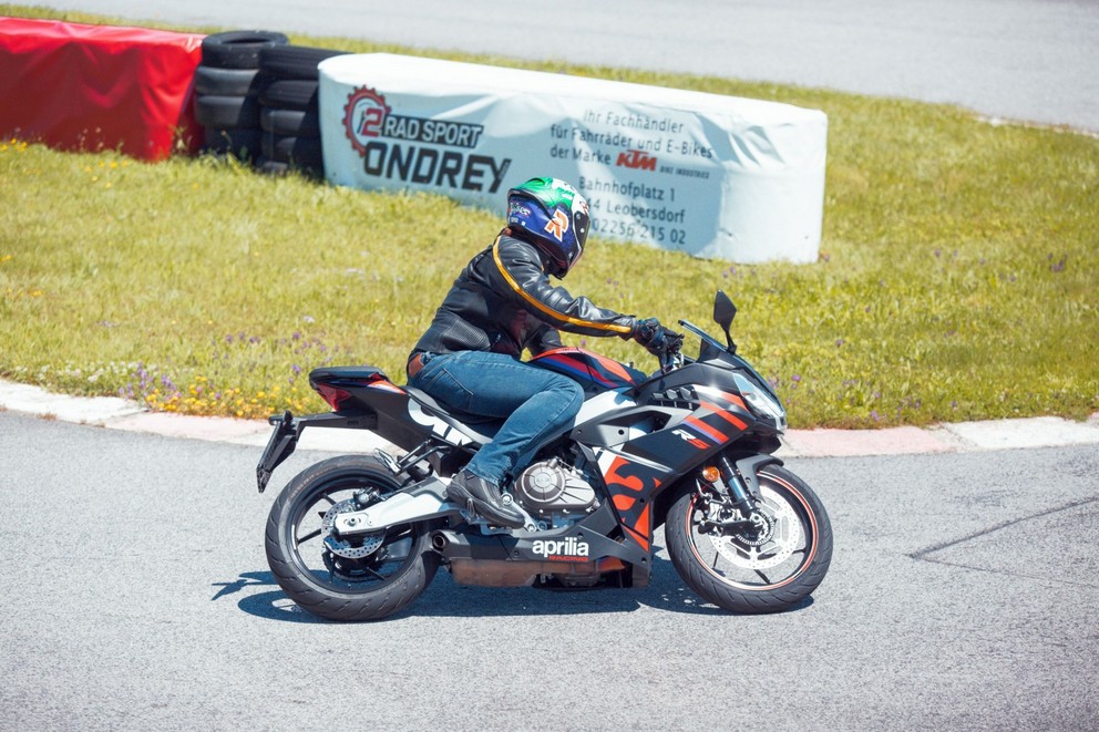 Teste da Aprilia RS 457 2024 na pista de Supermoto - Imagem 19