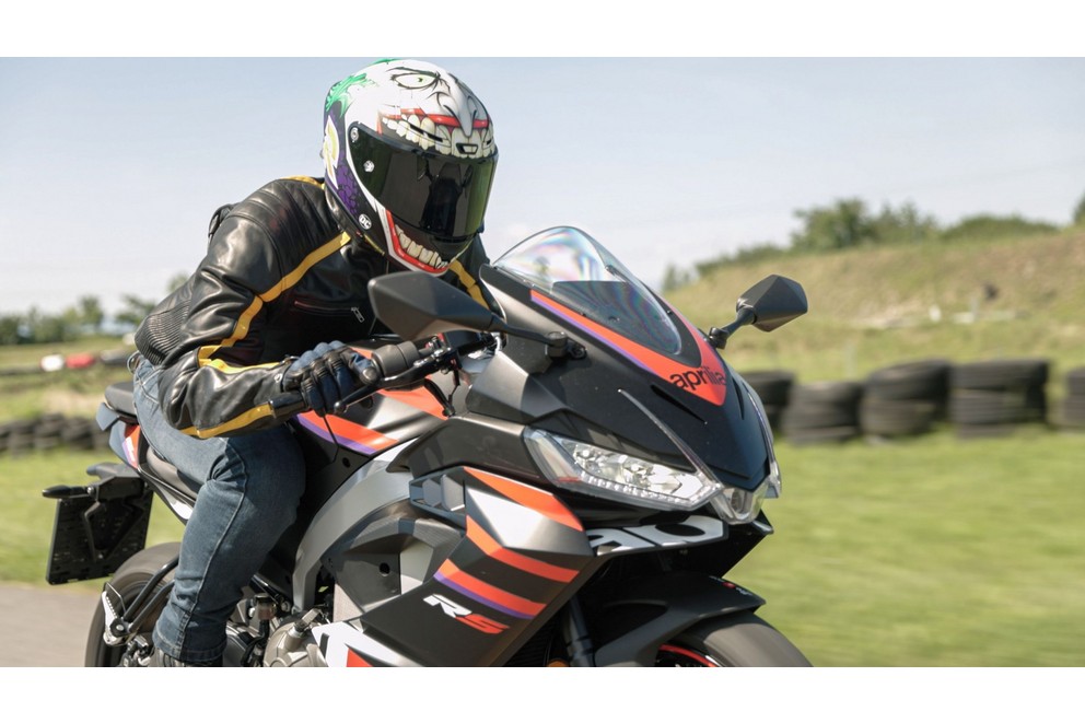 Test de l'Aprilia RS 457 2024 sur la piste de supermoto - Image 26