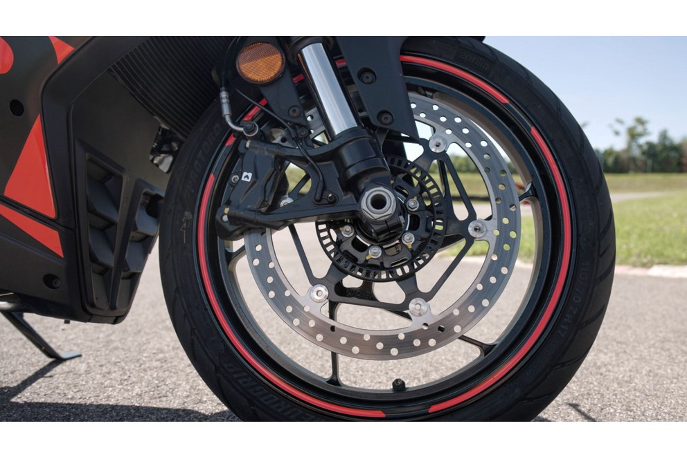 Teste da Aprilia RS 457 2024 na pista de Supermoto - Imagem 38