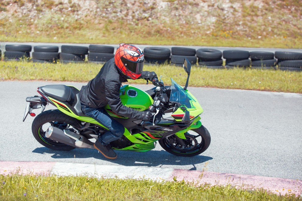 Kawasaki Ninja 500 SE Test 2024: Začetniku prijazen A2-supersport - Slika 63