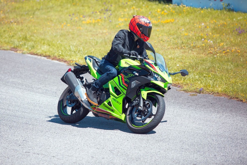 Kawasaki Ninja 500 SE Prueba 2024: Deportiva A2 amigable para principiantes - Imagen 1