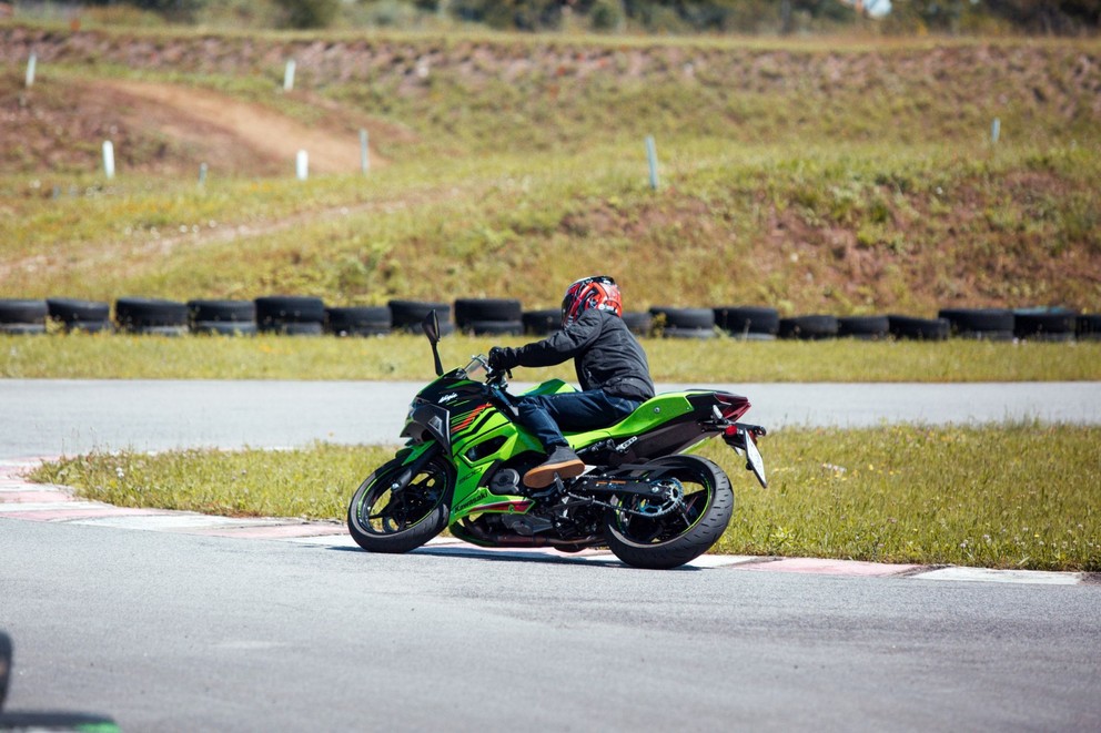 Kawasaki Ninja 500 SE Prueba 2024: Deportiva A2 amigable para principiantes - Imagen 40