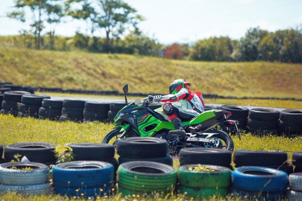 Kawasaki Ninja 500 SE Prueba 2024: Deportiva A2 amigable para principiantes - Imagen 15