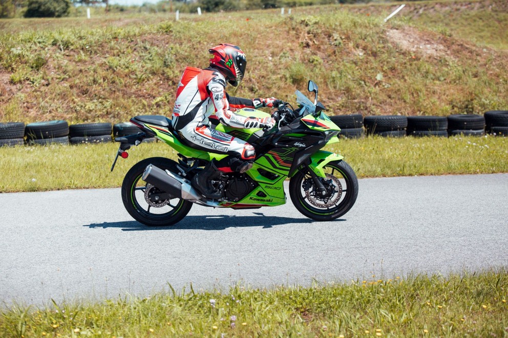 Kawasaki Ninja 500 SE Test 2024: Gebruiksvriendelijke A2-supersport - afbeelding 21