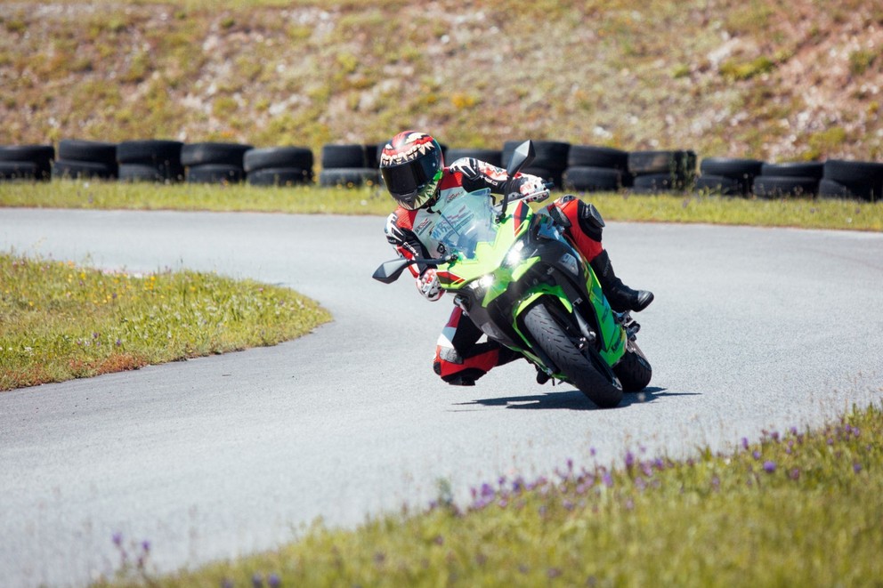 Kawasaki Ninja 500 SE Test 2024: Gebruiksvriendelijke A2-supersport - afbeelding 55