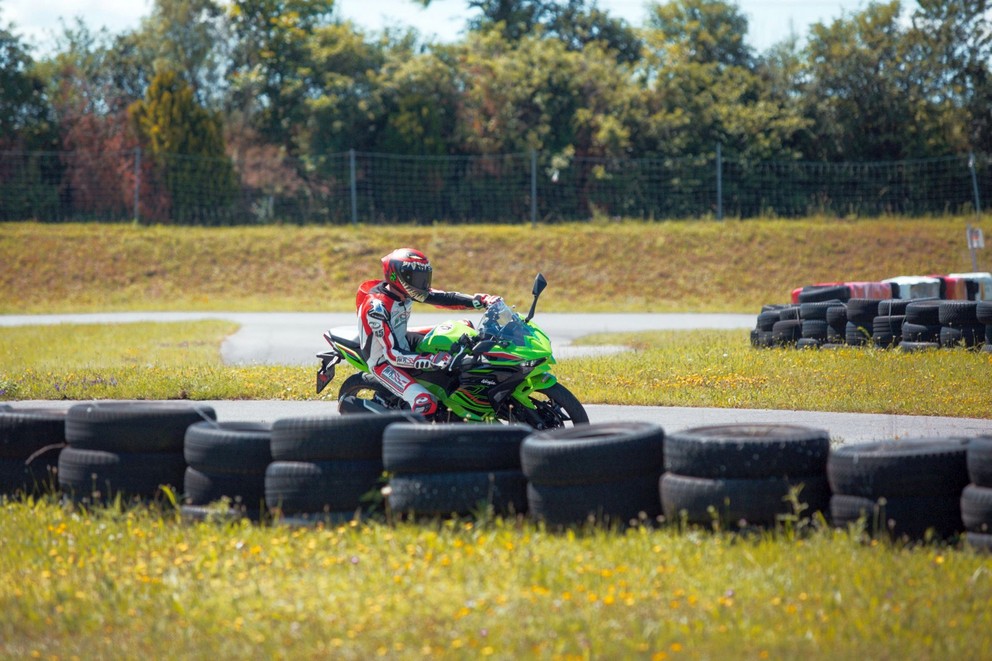 Kawasaki Ninja 500 SE Test 2024: Přátelský sportovec pro začátečníky s licencí A2 - Obrázek 7