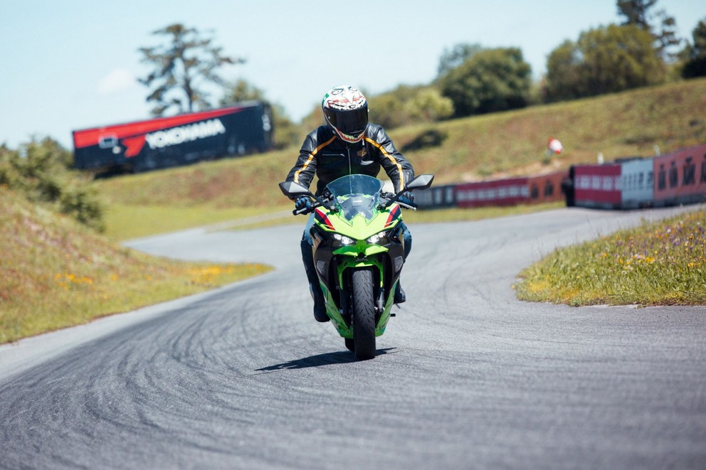 Kawasaki Ninja 500 SE Prueba 2024: Deportiva A2 amigable para principiantes - Imagen 61