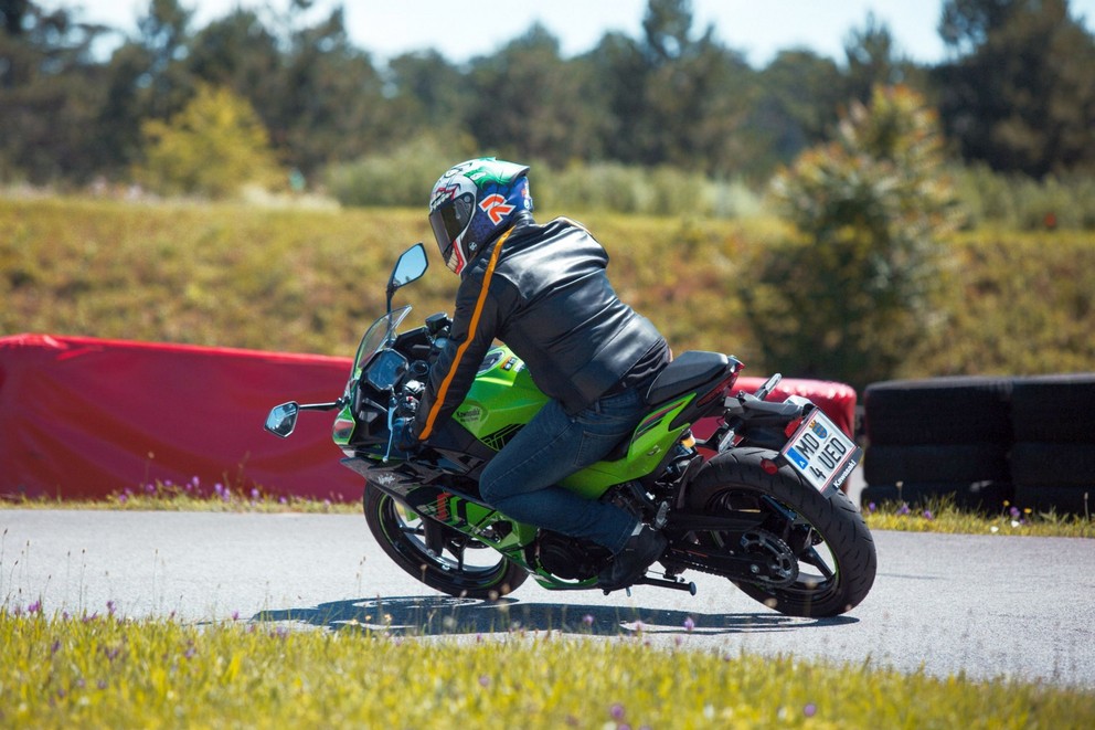 Kawasaki Ninja 500 SE Test 2024: Gebruiksvriendelijke A2-supersport - afbeelding 6