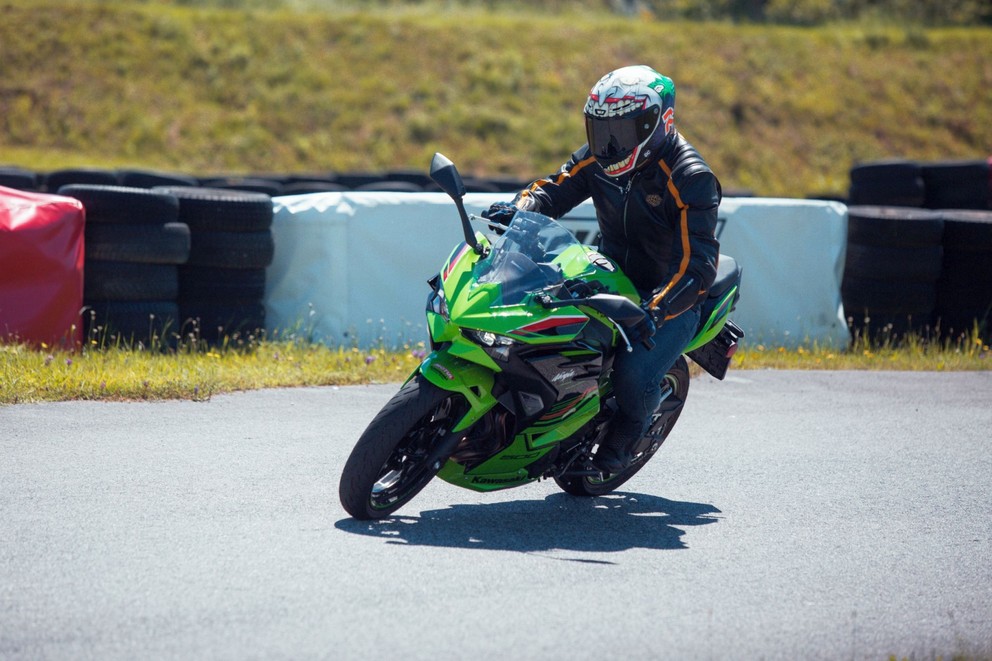 Kawasaki Ninja 500 SE Prueba 2024: Deportiva A2 amigable para principiantes - Imagen 17