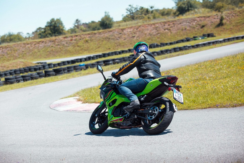 Kawasaki Ninja 500 SE Prueba 2024: Deportiva A2 amigable para principiantes - Imagen 8