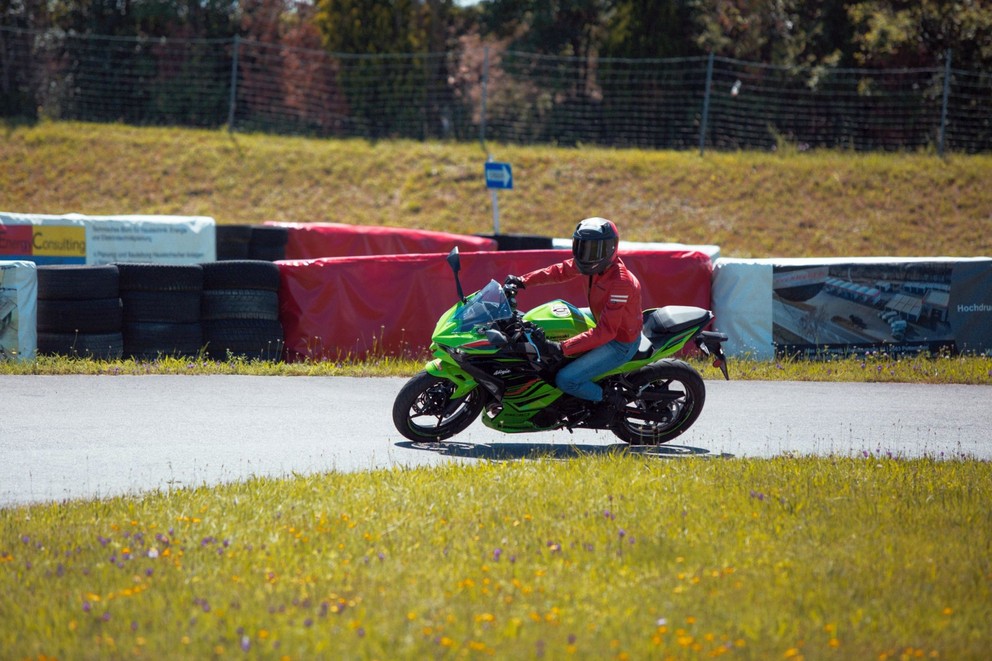 Kawasaki Ninja 500 SE Test 2024: Začetniku prijazen A2-supersport - Slika 58