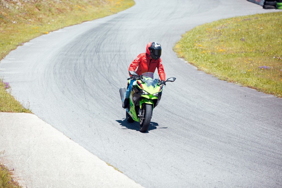 Kawasaki Ninja 500 SE Test 2024: Gebruiksvriendelijke A2-supersport - afbeelding 47