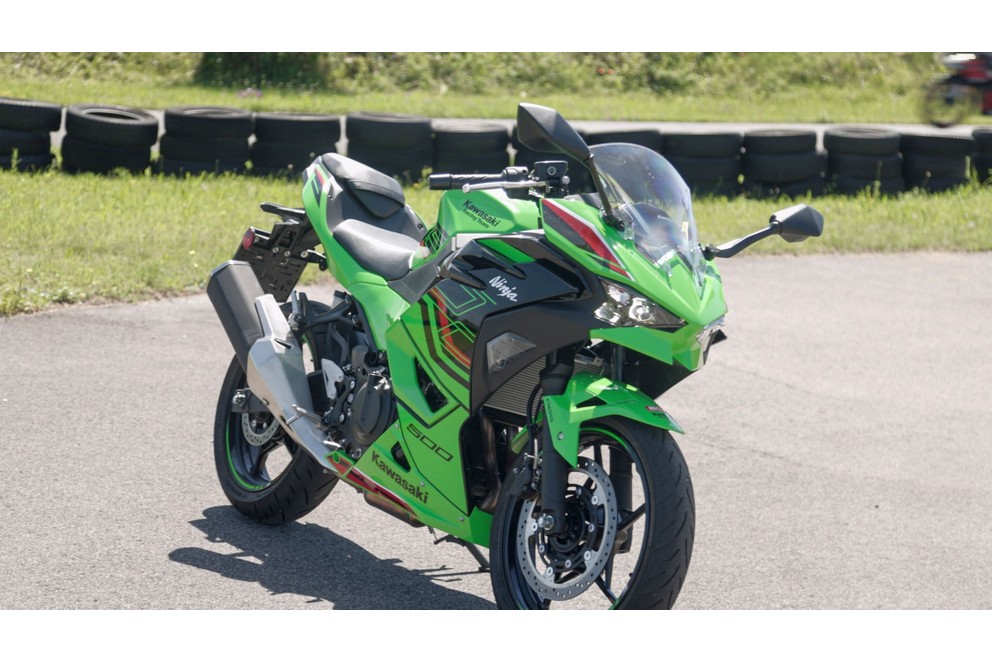 Kawasaki Ninja 500 SE Prueba 2024: Deportiva A2 amigable para principiantes - Imagen 33