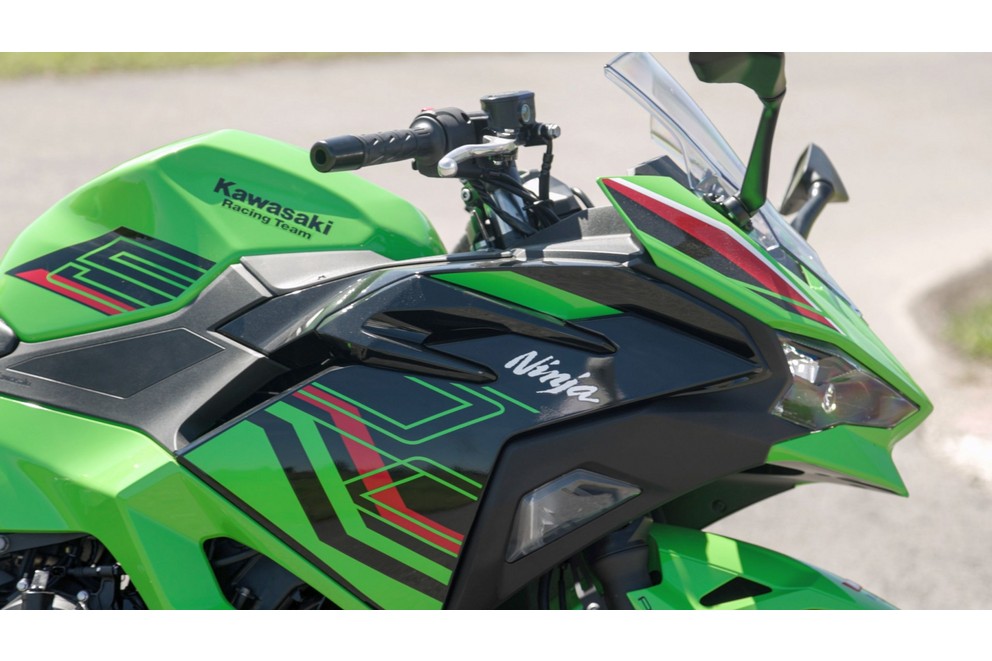 Teste da Kawasaki Ninja 500 SE 2024: Moto desportiva A2 amigável para iniciantes - Imagem 18