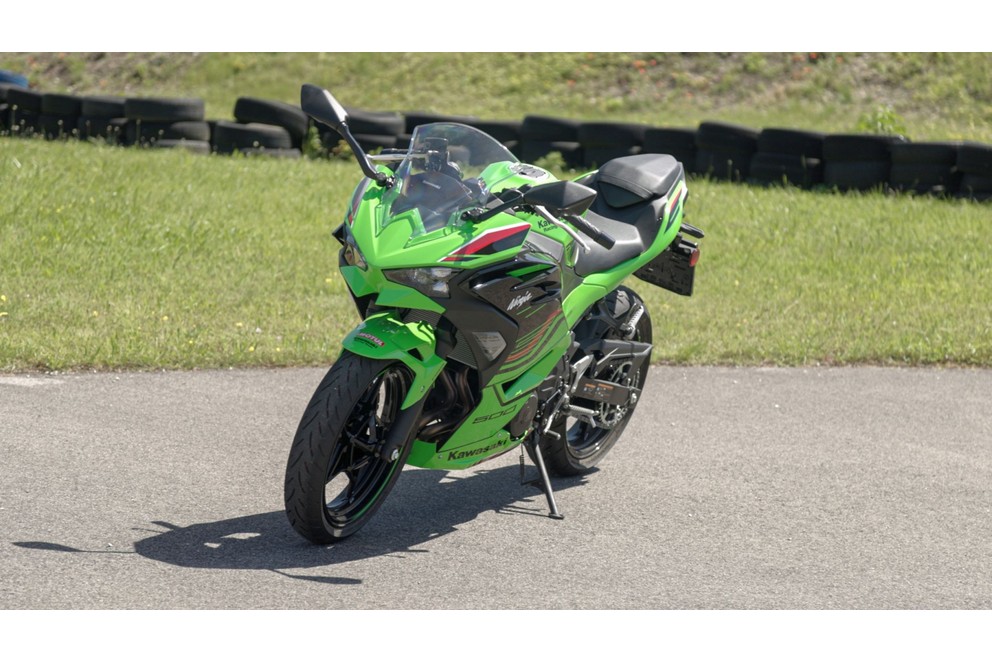 Teste da Kawasaki Ninja 500 SE 2024: Moto desportiva A2 amigável para iniciantes - Imagem 22