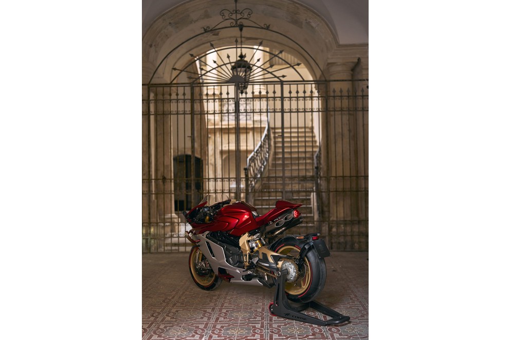 MV Agusta Superveloce 1000 Serie Oro 2024 - Resim 8