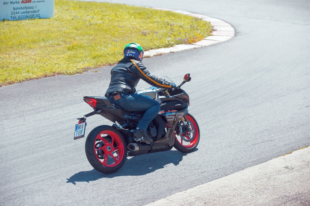 CFMOTO 450SR S Test 2024 - Obrázok 4