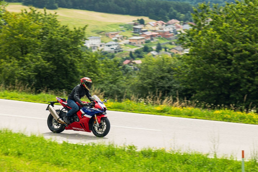 Honda Fireblade SP 2024 Testi kırsal yolda - Resim 8