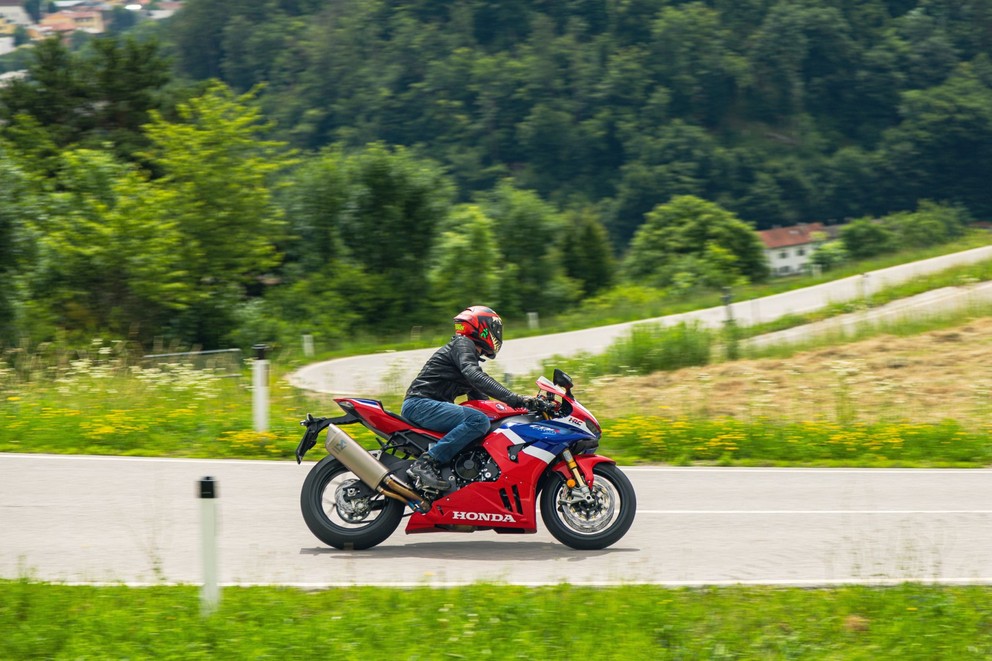 Honda Fireblade SP 2024 Testi kırsal yolda - Resim 36