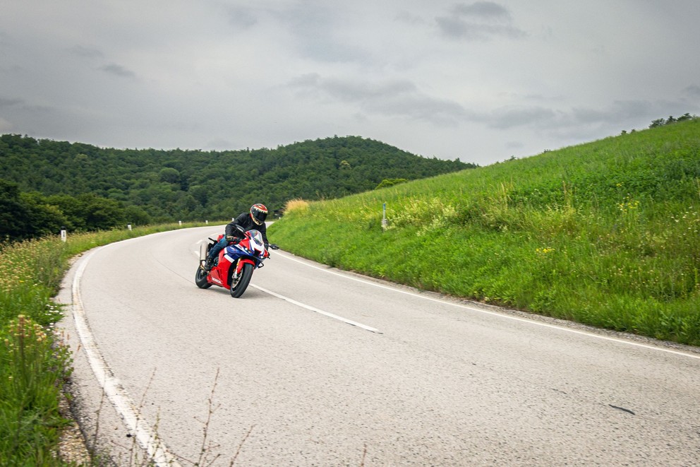 Honda Fireblade SP 2024 Test on the Country Road - Image 5