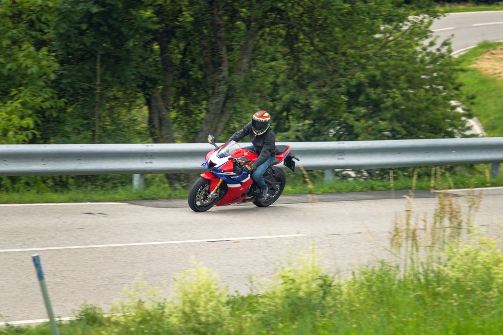 Prueba de la Honda Fireblade SP 2024 en carretera de curvas - Imagen 6